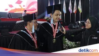 Ayah dan Anak Ini Kuliah-Wisuda S2 Bareng, Kompak Lulus dari Telkom College