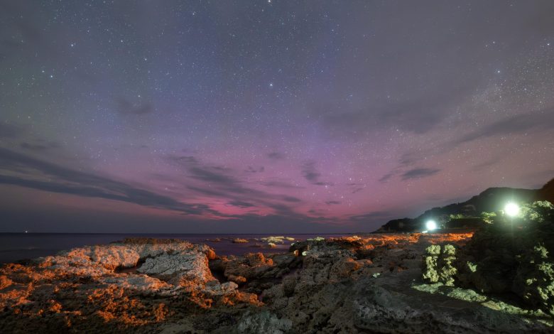 Aurora Biru dan Merah Muda yang Misterius di Jepang Menantang Pemahaman Ilmiah